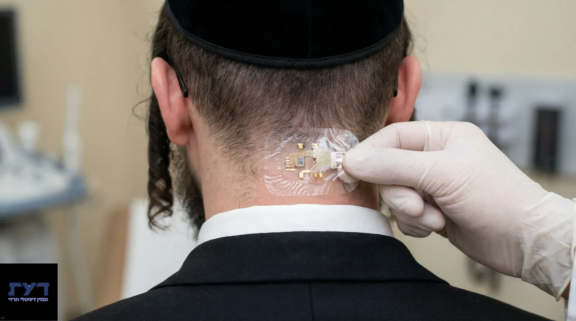 מדבקה רפואית שקופה ודקה עם רכיבים אלקטרוניים מוצמדת לעורף ראשו של אדם על ידי יד בכפפה רפואית בסביבה קלינית