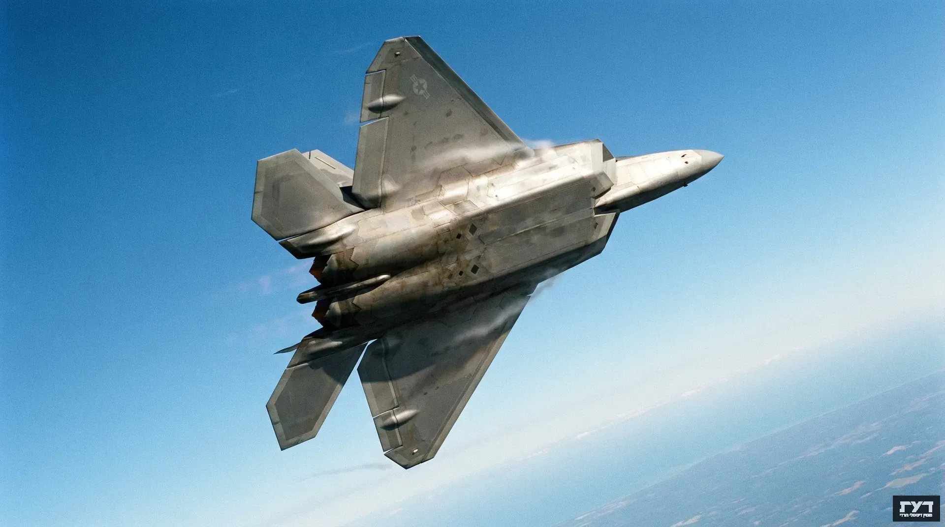 מטס קרב F-22 רפטור בתצורת חמקנות, צילום אווירי מלמטה על רקע שמיים כחולים בעת ביצוע תמרון במהירות גבוהה