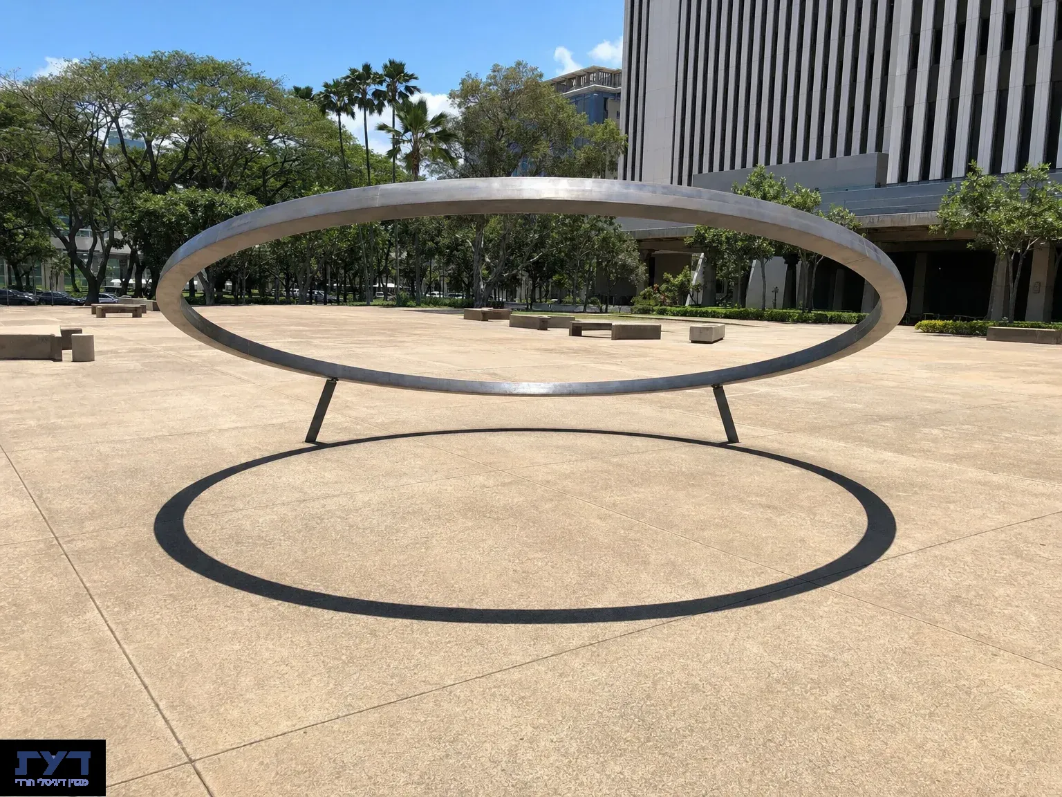 פסל Sky Gate בהונולולו, יוצר צל עיגולי מושלם על בטון הרחבה בצהריים בלאהינה, שמש זניט.