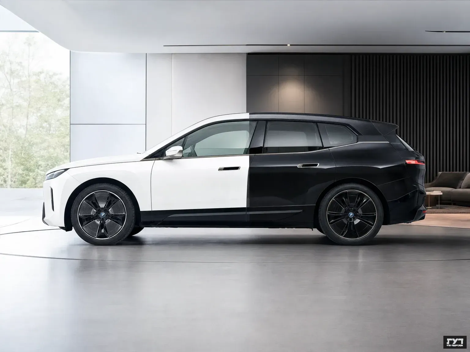 BMW iX Flow רכב קונספט חשמלי משנה צבע (לבן-שחור) בטכנולוגיית E Ink, מוצג בשורום מודרני.