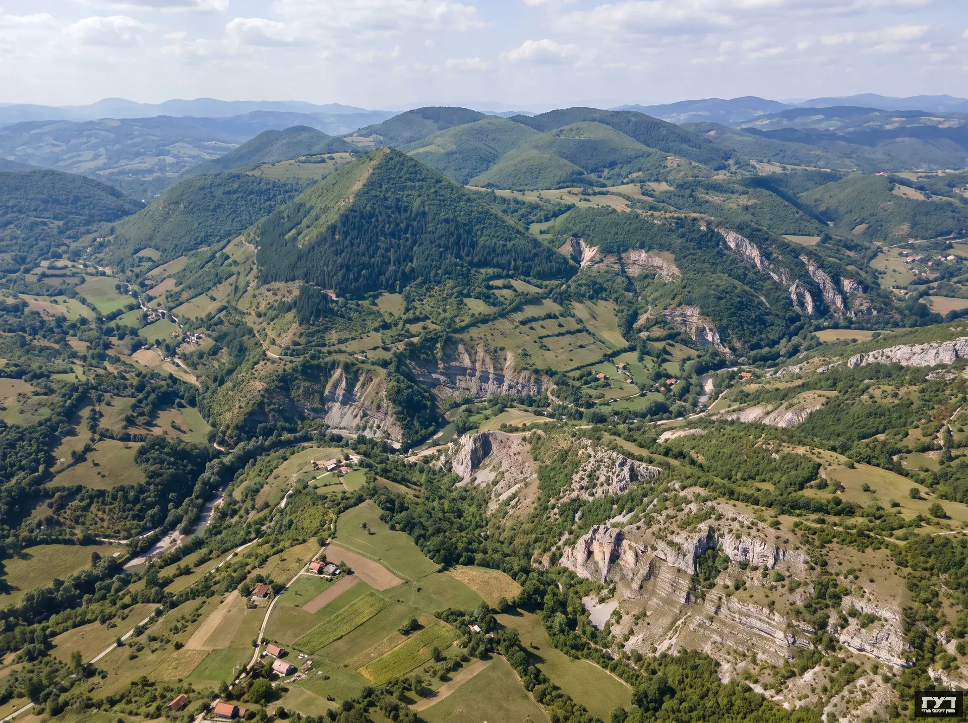 מבט אווירי על גבעת ויסוצ'יצה הפירמידלית בין הרי בוסניה הירוקים